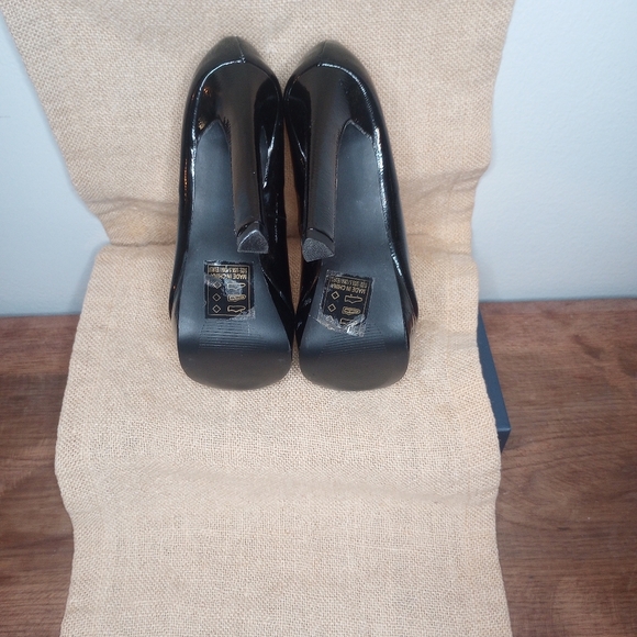 Qupid Black Platform Stilettoes 1" Platform 4" Heel Size 6 Comfy Sexy Open Toe - Picture 3 of 10